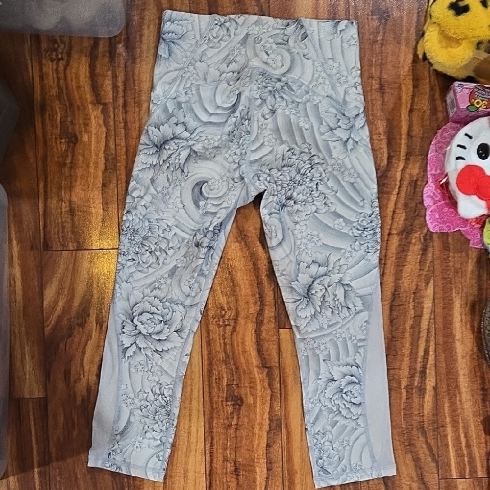 Lululemon Leggings Size 6 White & Grey